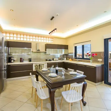 Manolia Dream 3-bedrooms 30m To The